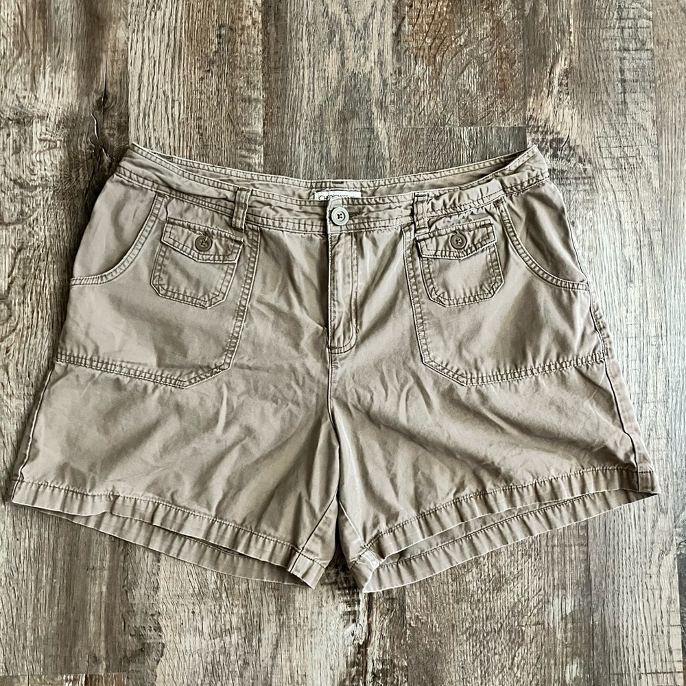 Women’s khaki tan Cherokee cargo shorts size 18